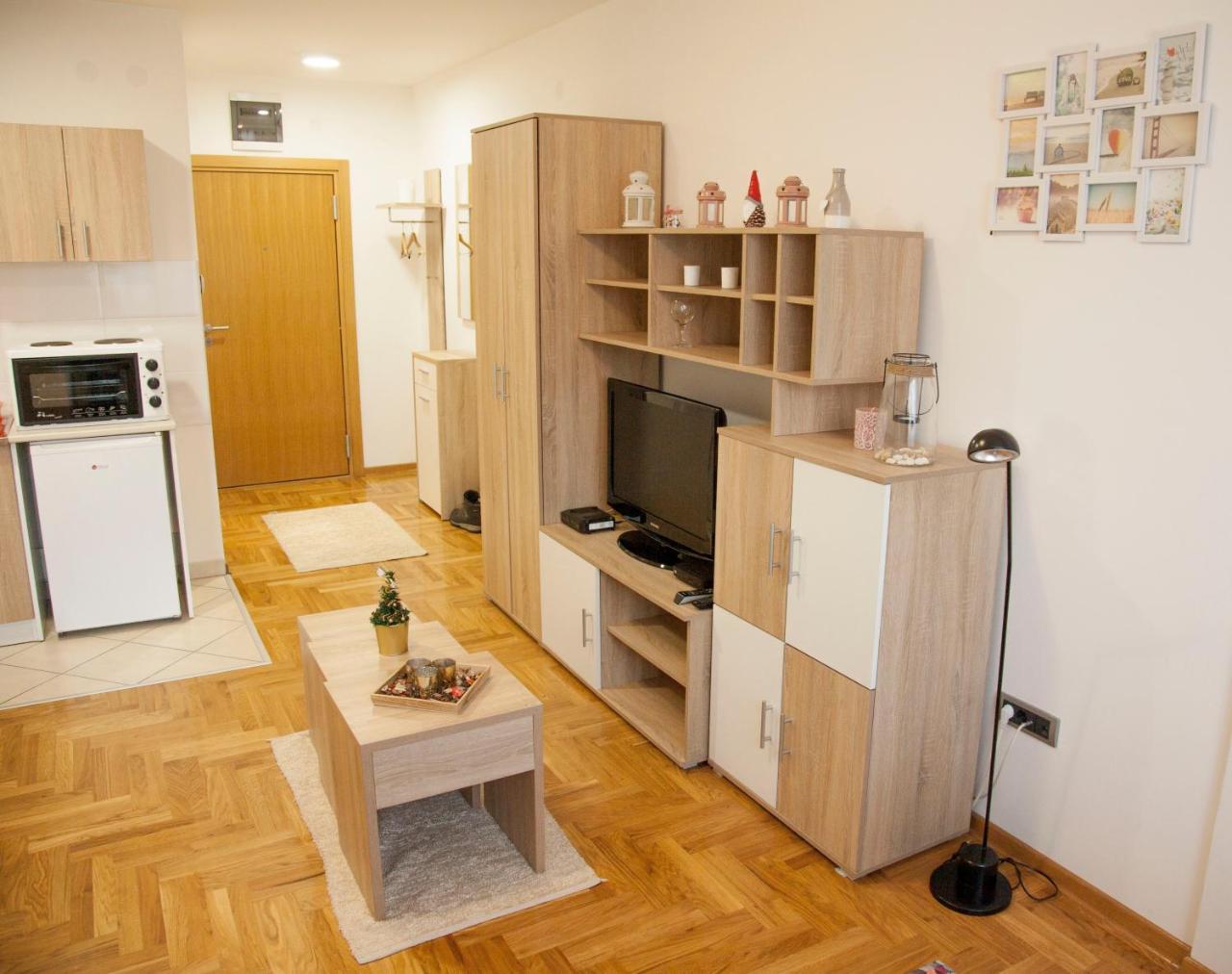 Apartment Vas Raj Újvidék Kültér fotó